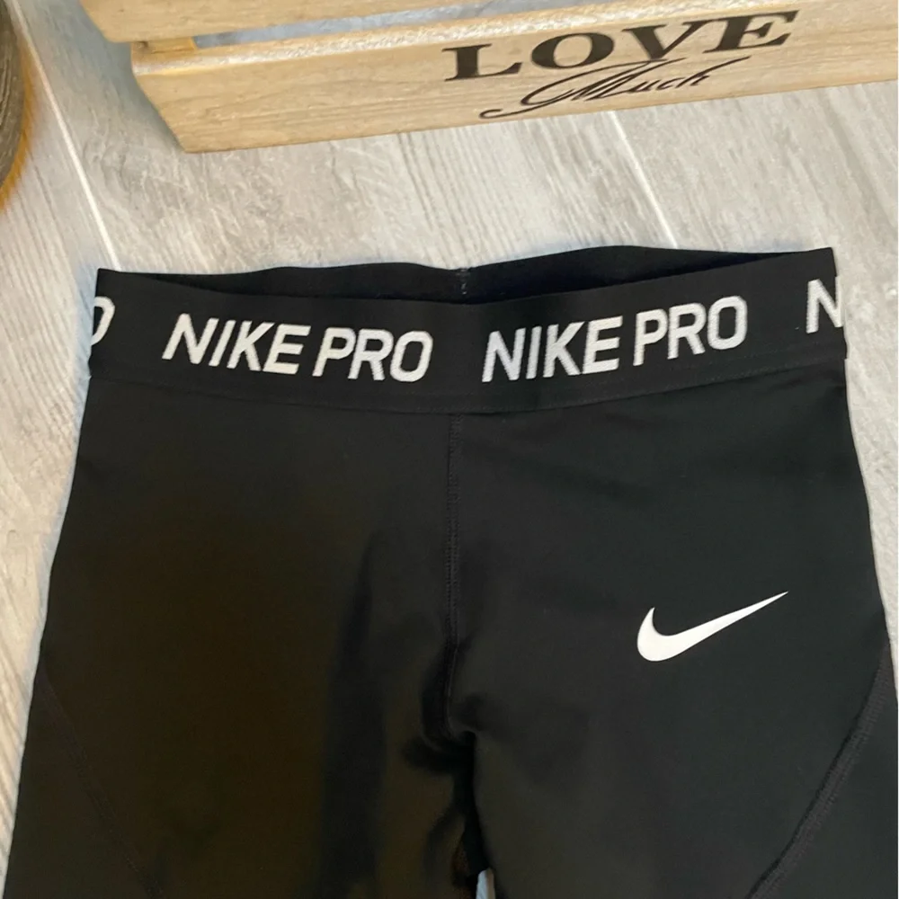 Nike Pro Womens Small Black Dri FIT Cropped Leggings Capri Tights Swoosh EUC